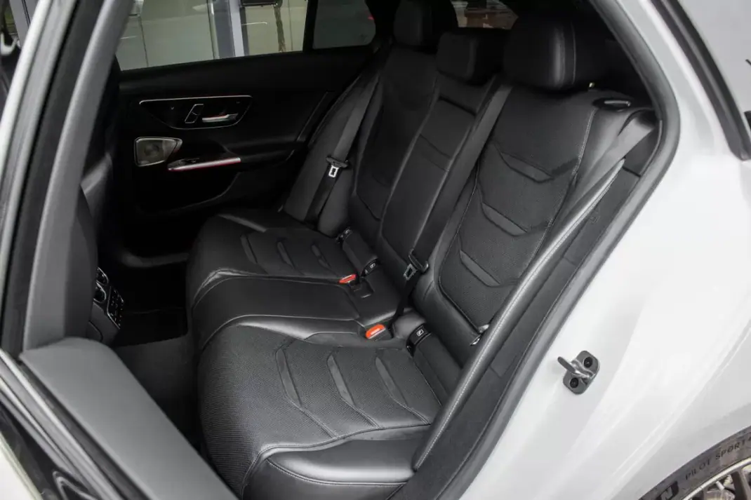 Mercedes-Benz C 63 AMG 2024 - 99450 EUR, 46345 km - AUTO.MOTO.pt - 46345km - foto 28 de 50