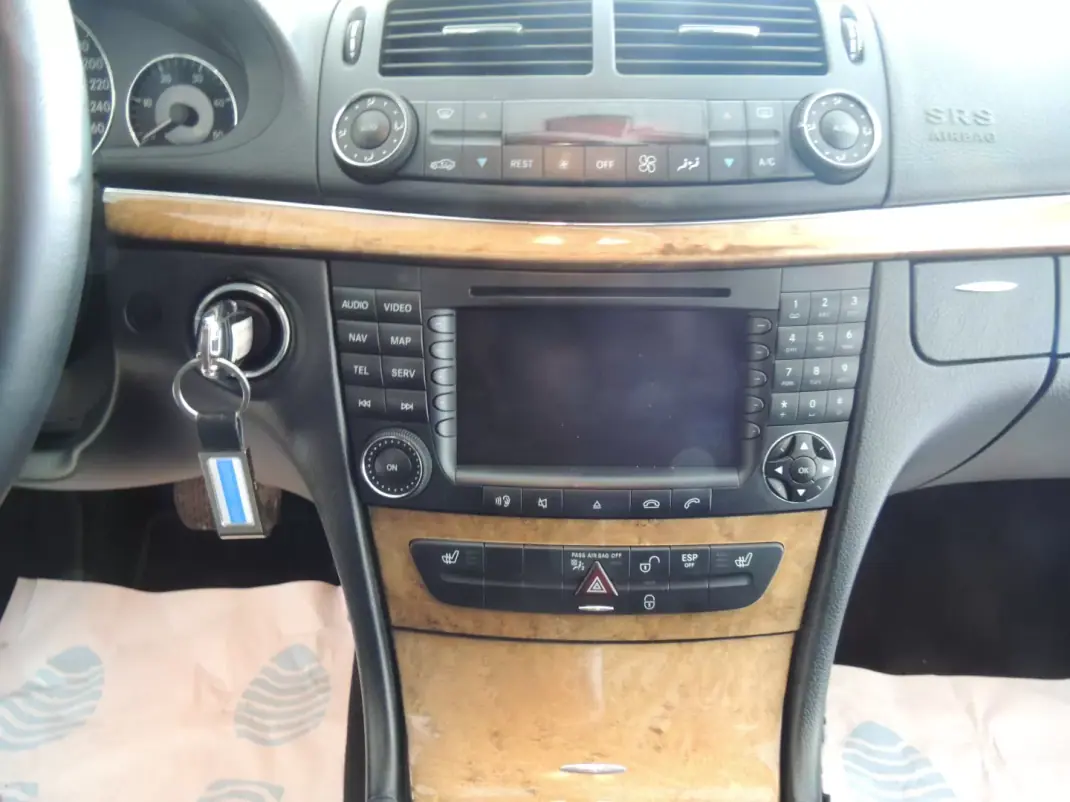 Mercedes-Benz E 220 2006 - 9950 EUR, 281100 km - AUTO.MOTO.pt - 281100km - foto 8 de 16