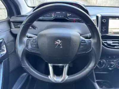 Peugeot 208 2018 - 11900 EUR, 123326 km - AUTO.MOTO.pt - 123326km - foto 11 de 25