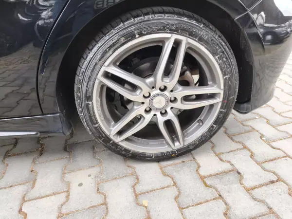 Mercedes-Benz A 180 2018 - 18900 EUR, 220000 km - AUTO.MOTO.pt - 220000km - foto 7 de 11