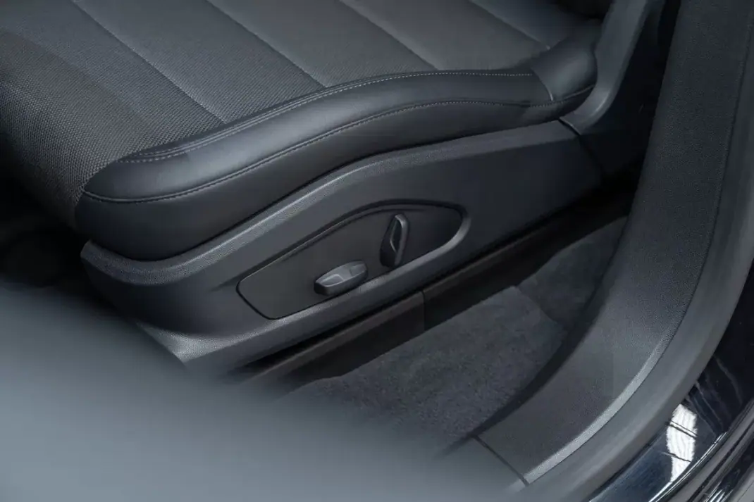 Porsche Macan 2025 - 89950 EUR, 8000 km - AUTO.MOTO.pt - 8000km - foto 27 de 57