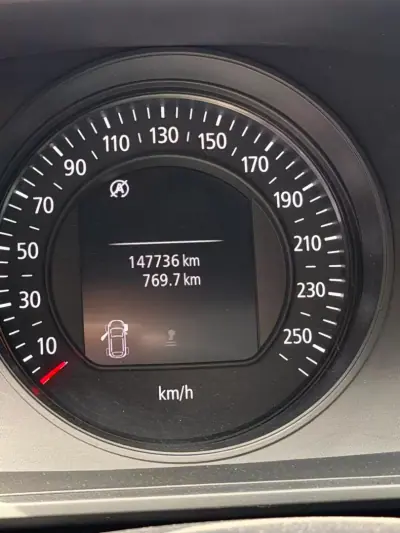 Renault Mégane 2018 - 15500 EUR, 146000 km - AUTO.MOTO.pt - 146000km - foto 10 de 11