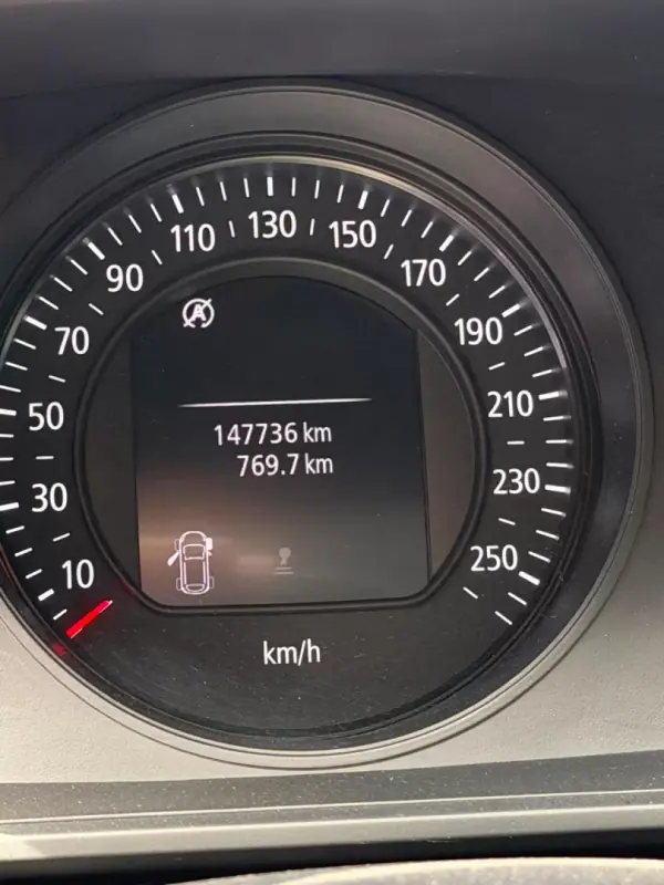 Renault Mégane 2018 - 15500 EUR, 146000 km - AUTO.MOTO.pt - 146000km - foto 10 de 11