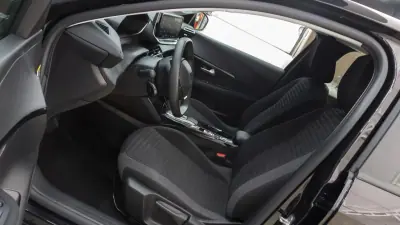 Peugeot e-208 2024 - 21450 EUR, 12000 km - AUTO.MOTO.pt - 12000km - foto 15 de 32
