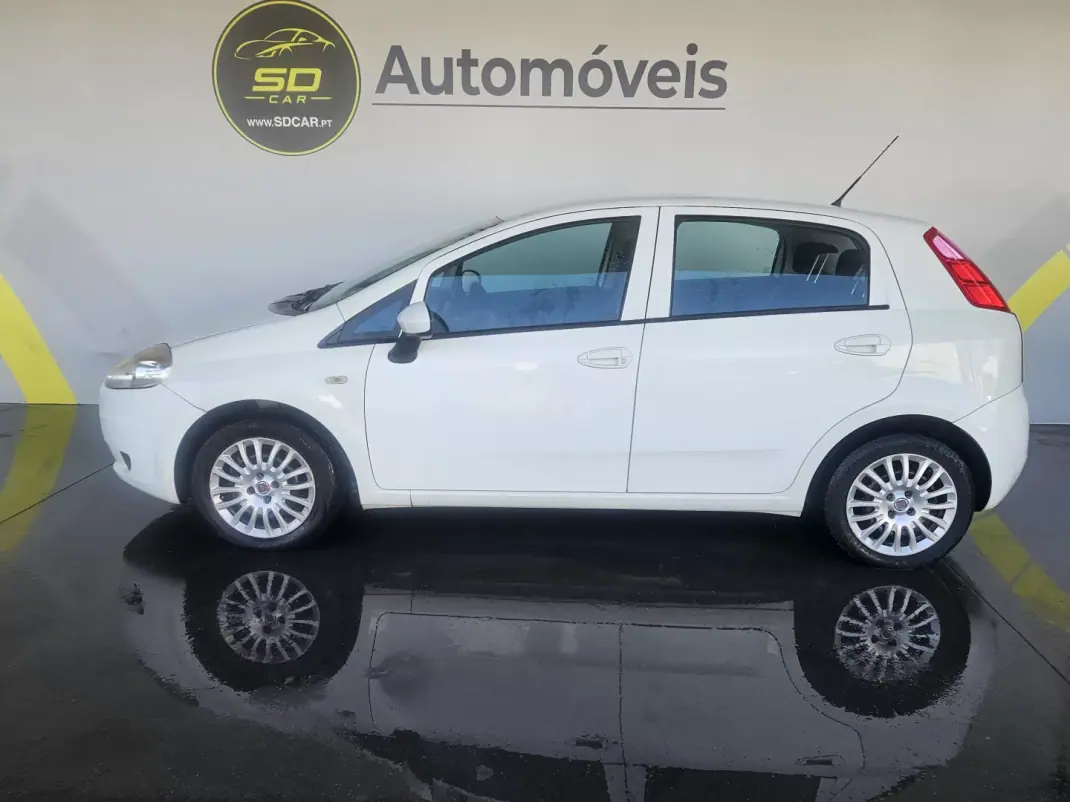 Fiat Punto 2011 - 4750 EUR, 174000 km - AUTO.MOTO.pt - 174000km - foto 2 de 9