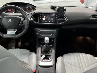 Peugeot 308 2018 - 11890 EUR, 159000 km - AUTO.MOTO.pt - 159000km - foto 20 de 35