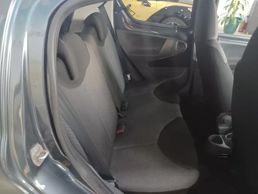 Toyota Aygo 2011 - 6790 EUR, 110561 km - AUTO.MOTO.pt - 110561km - foto 21 de 33