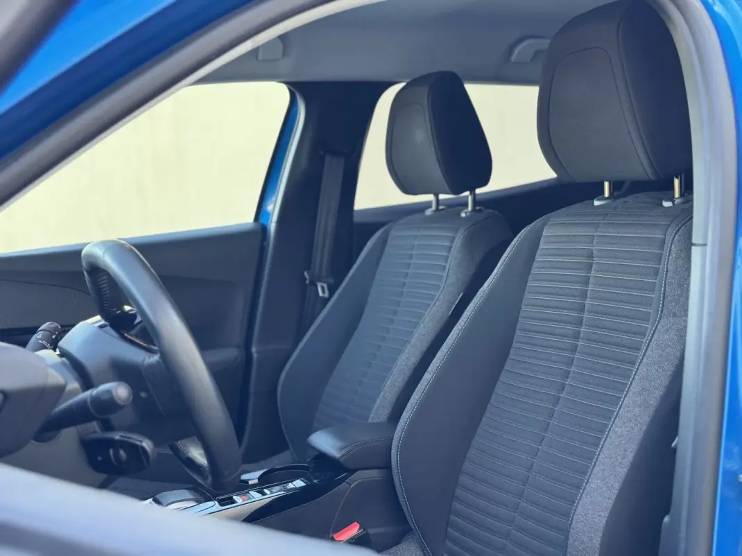 Peugeot e-2008 2022 - 16990 EUR, 109000 km - AUTO.MOTO.pt - 109000km - foto 8 de 12