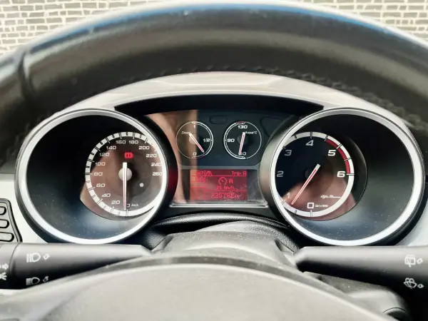Alfa Romeo Giulietta 2012 - 8750 EUR, 225000 km - 225000km - foto 8 de 8