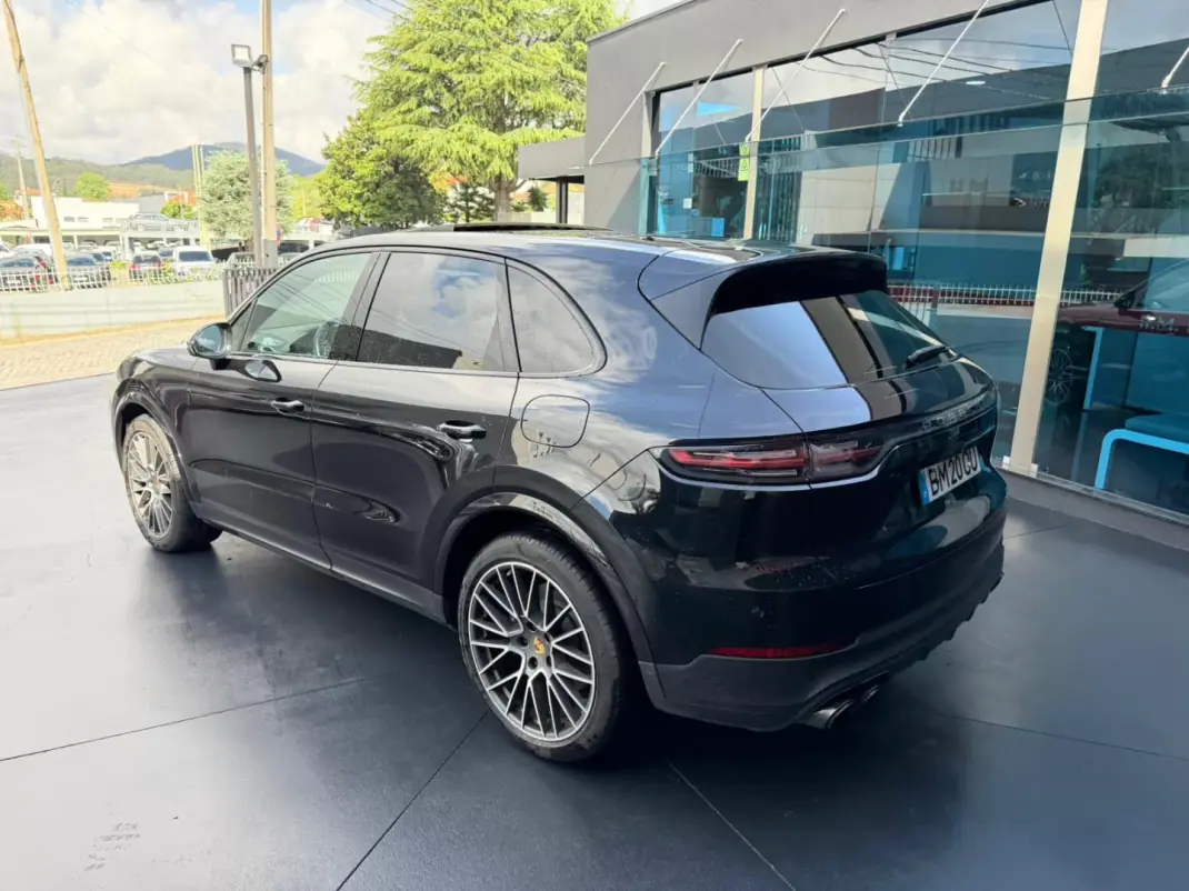 Porsche Cayenne 2018 - 65900 EUR, 138000 km - AUTO.MOTO.pt - 138000km - foto 5 de 15