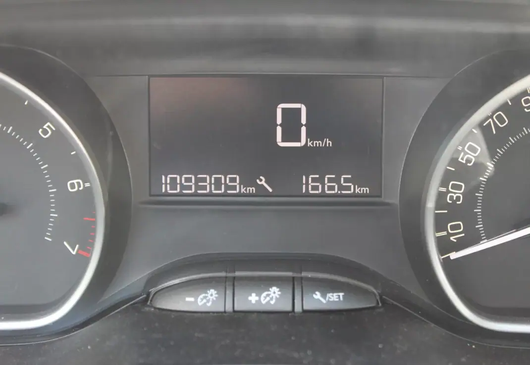 Peugeot 208 2018 - 9990 EUR, 109000 km - AUTO.MOTO.pt - 109000km - foto 27 de 27