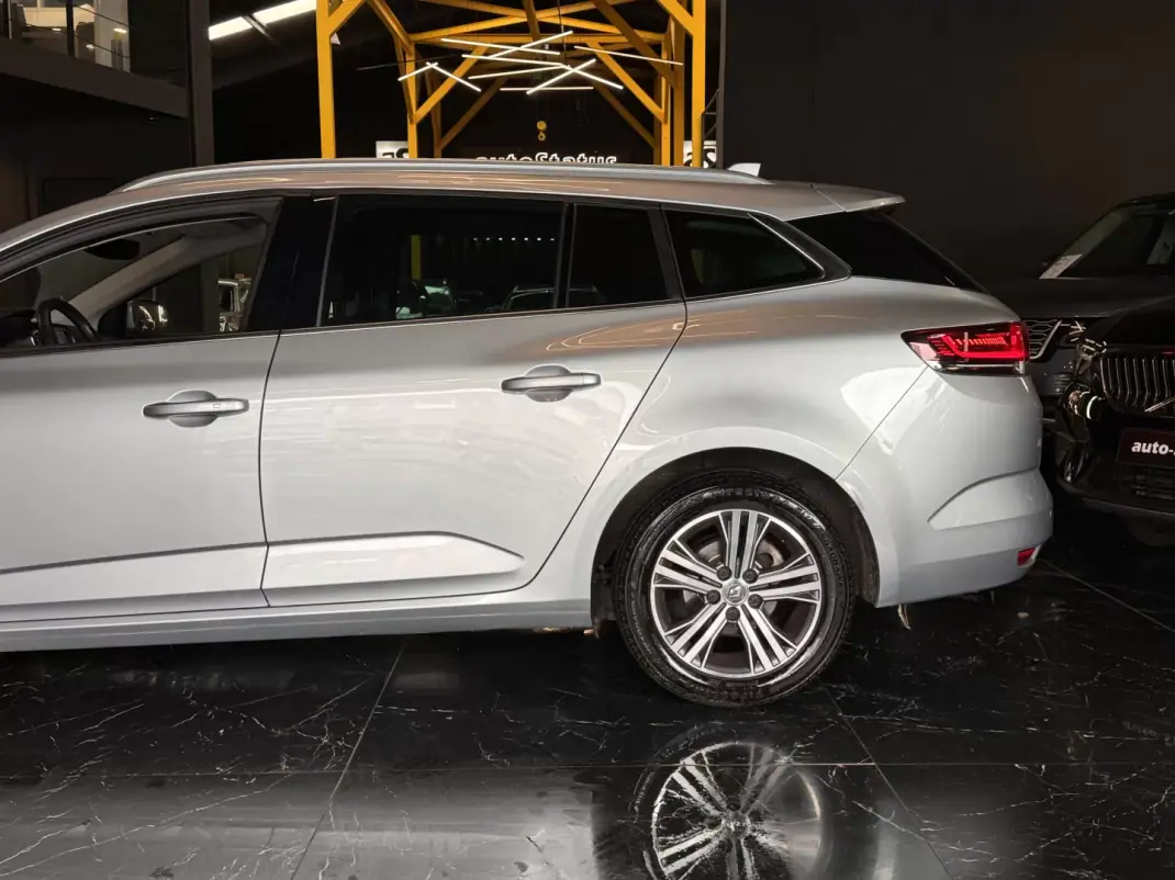 Renault Mégane Sport Tourer 2021 - 14990 EUR, 171050 km - AUTO.MOTO.pt - 171050km - foto 10 de 32