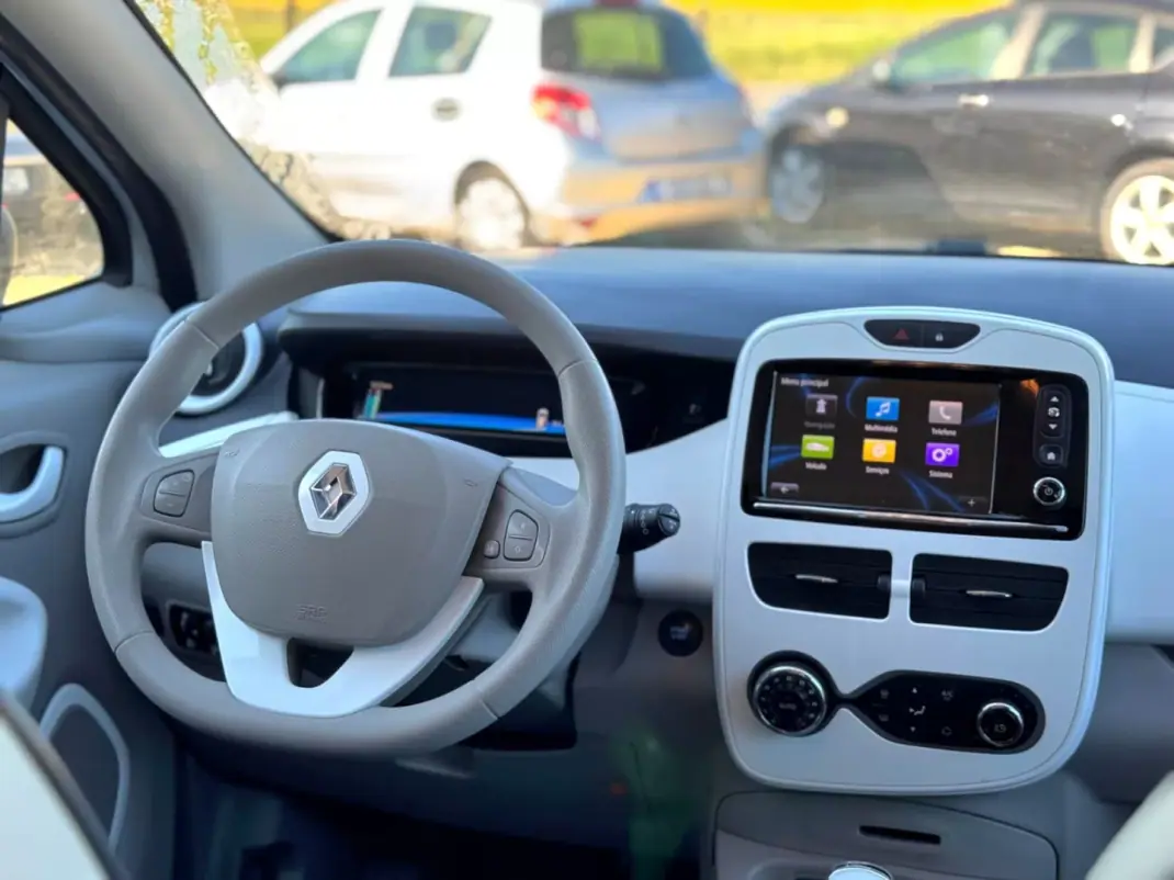 Renault Zoe 2017 - 10550 EUR, 98529 km - AUTO.MOTO.pt - 98529km - foto 12 de 18