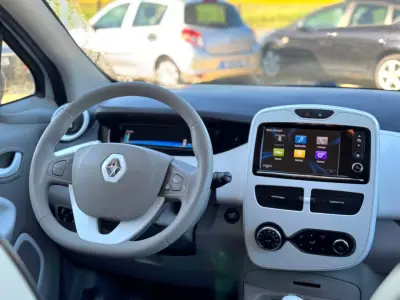 Renault Zoe 2017 - 10550 EUR, 98529 km - AUTO.MOTO.pt - 98529km - foto 12 de 18