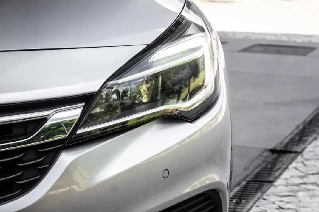 Opel Astra Sports Tourer 2018 - 9900 EUR, 225626 km - AUTO.MOTO.pt - 225626km - foto 8 de 34
