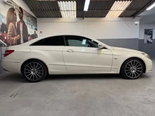 Mercedes-Benz E 250 2009 - 13999 EUR, 270019 km - AUTO.MOTO.pt - 270019km - foto 8 de 17