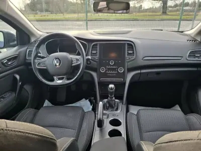 Renault Mégane 2019 - 16500 EUR, 179121 km - AUTO.MOTO.pt - 179121km - foto 17 de 22