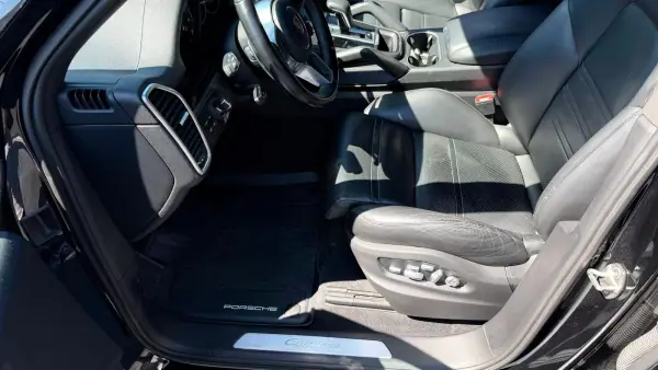 Porsche Cayenne 2020 - 54900 EUR, 160000 km - AUTO.MOTO.pt - 160000km - foto 7 de 14