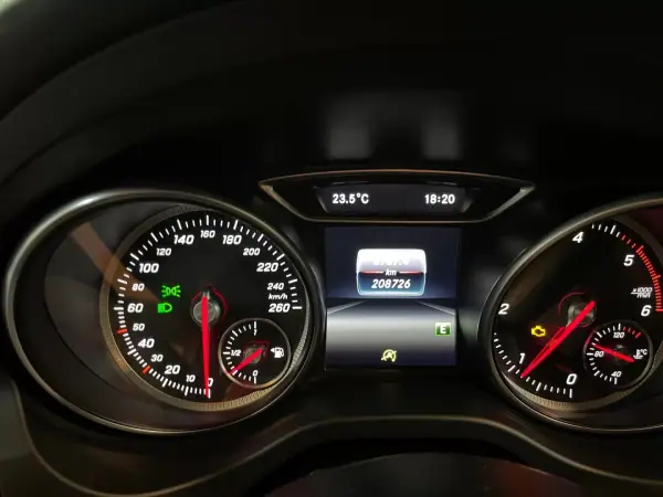 Mercedes-Benz CLA 180 2016 - 15950 EUR, 208726 km - AUTO.MOTO.pt - 208726km - foto 10 de 20
