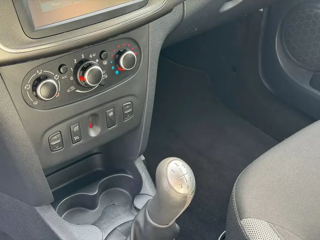 Dacia Sandero 2017 - 9900 EUR, 103200 km - AUTO.MOTO.pt - 103200km - foto 6 de 24
