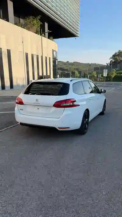 Peugeot 308 SW 2015 - 8000 EUR, 136000 km - AUTO.MOTO.pt - 136000km - foto 2 de 10