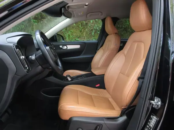 Volvo XC 40 2019 - 29490 EUR, 70000 km - AUTO.MOTO.pt - 70000km - foto 30 de 60