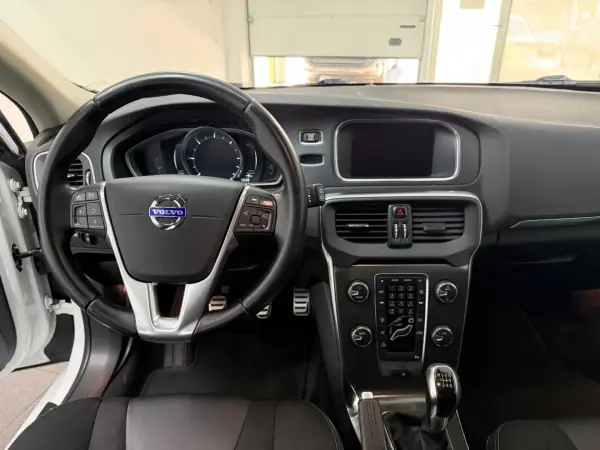 Volvo V40 2014 - 10990 EUR, 187000 km - AUTO.MOTO.pt - 187000km - foto 6 de 21