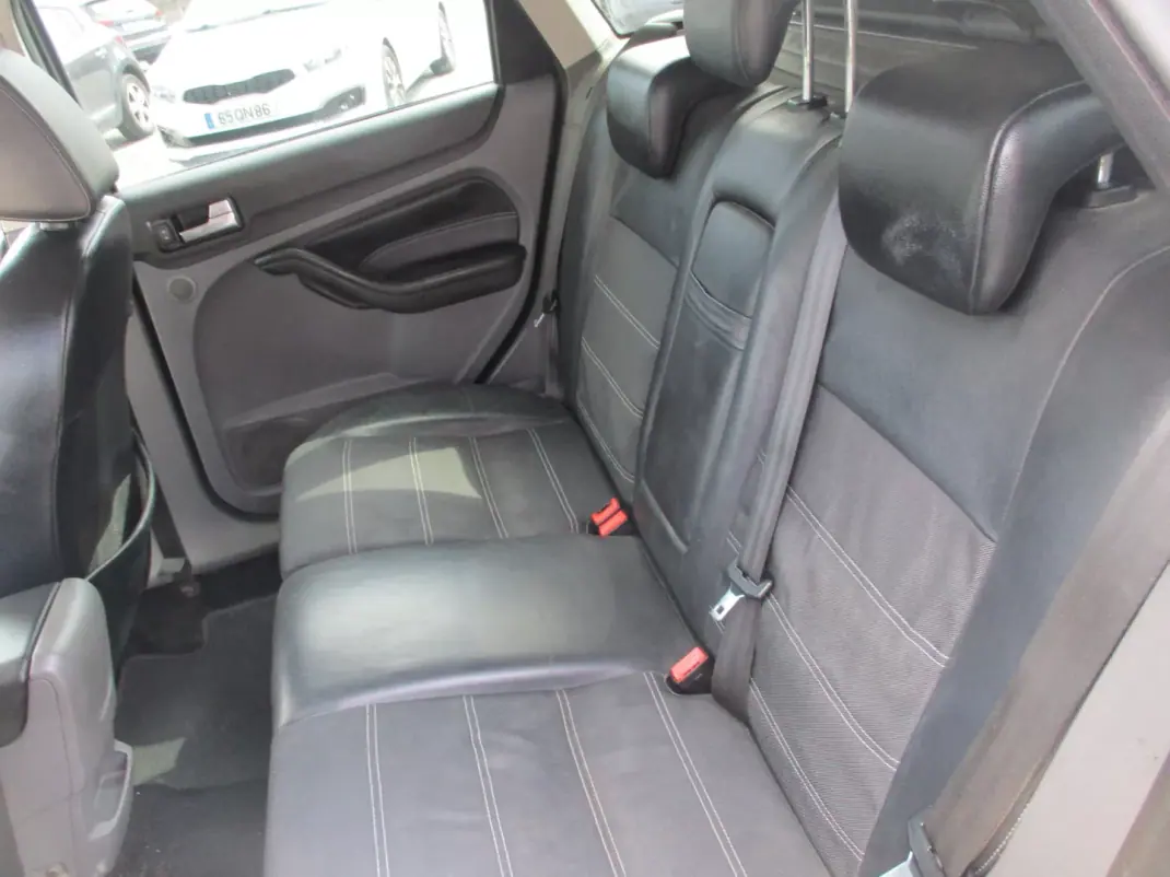 Ford Focus SW 2010 - 5900 EUR, 188000 km - AUTO.MOTO.pt - 188000km - foto 11 de 12