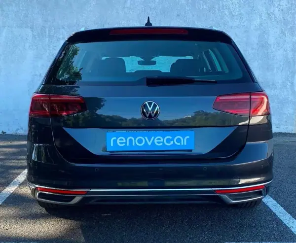 Volkswagen Passat Variant 2021 - 19900 EUR, 129031 km - AUTO.MOTO.pt - 129031km - foto 4 de 22