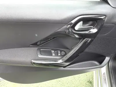 Peugeot 208 2018 — foto 6 de 13