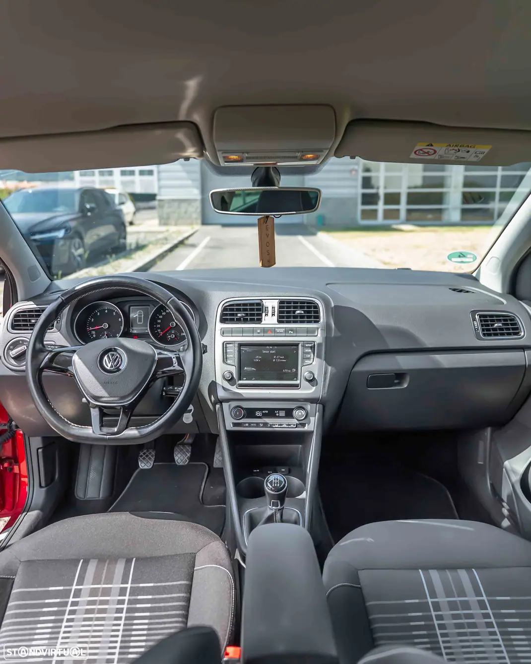 Volkswagen Polo 2015 - 10790 EUR, 63000 km - 63000km - foto 9 de 15