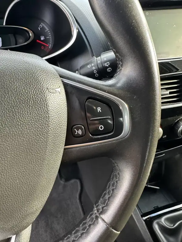 Renault Clio 2018 - 10900 EUR, 138929 km - AUTO.MOTO.pt - 138929km - foto 33 de 46