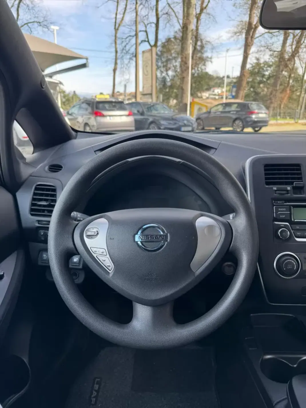 Nissan Leaf 2017 - 7900 EUR, 117534 km - AUTO.MOTO.pt - 117534km - foto 8 de 15
