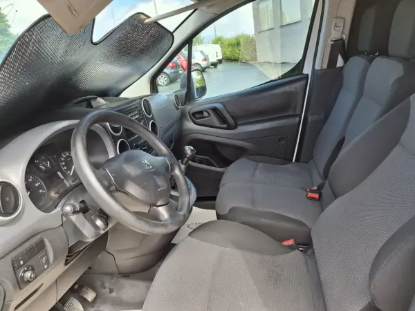 Peugeot PARTNER GIRAFON 2018 - 9990 EUR, 295321 km - AUTO.MOTO.pt - 295321km - foto 8 de 13