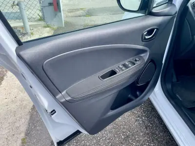 Renault Zoe 2019 - 12750 EUR, 46662 km - AUTO.MOTO.pt - 46662km - foto 8 de 32