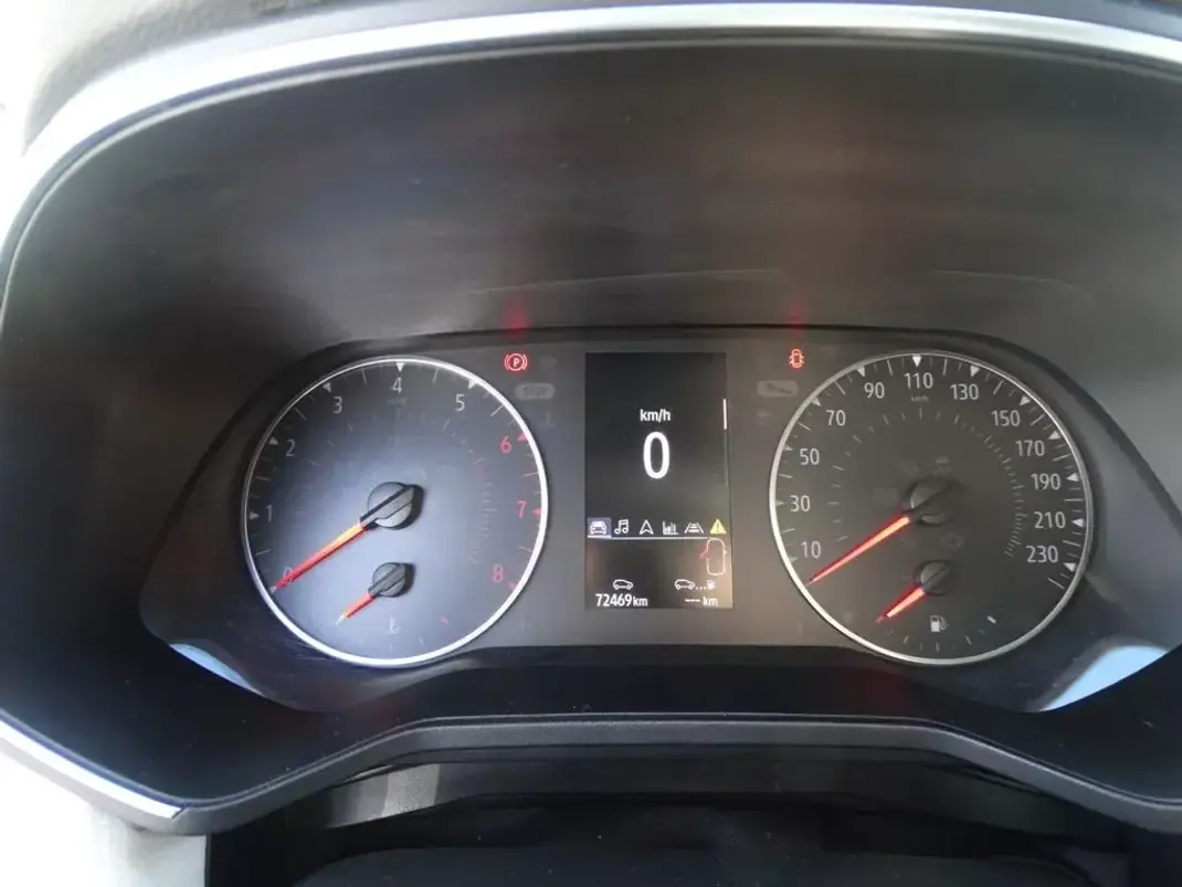 Renault Clio 2021 - 15200 EUR, 72469 km - 72469km - foto 6 de 24