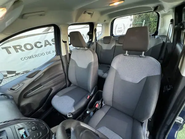 Ford Tourneo Courier 2017 - 9990 EUR, 168856 km - AUTO.MOTO.pt - 168856km - foto 40 de 47