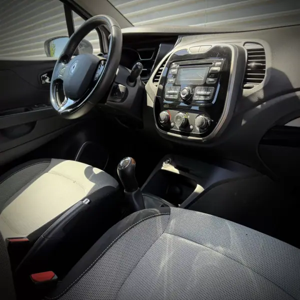 Renault Captur 2017 - 10900 EUR, 125000 km - AUTO.MOTO.pt - 125000km - foto 4 de 7