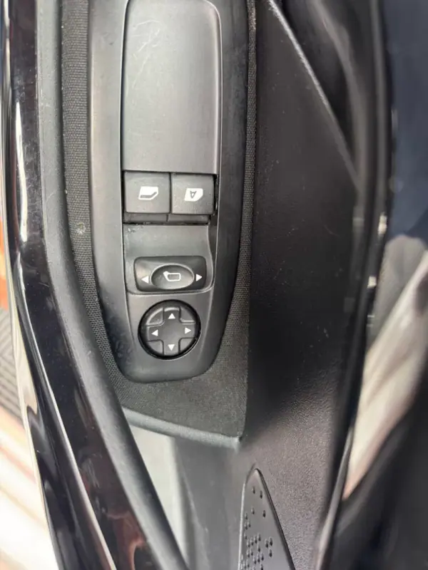 Peugeot 208 VAN 1.6 HDi Premium 2017 - 9750 EUR, 95494 km - 95494km - foto 11 de 15