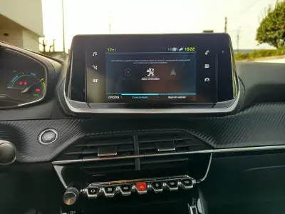 Peugeot e-2008 2022 - 17990 EUR, 70100 km - AUTO.MOTO.pt - 70100km - foto 17 de 19