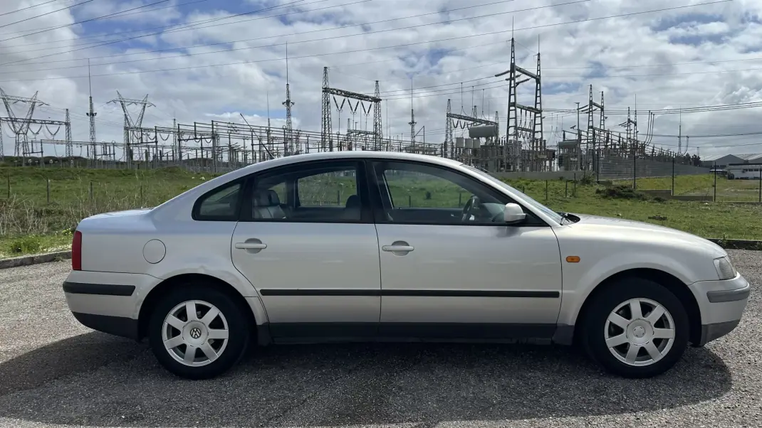 Volkswagen Passat 1997 - 1950 EUR, 208000 km - AUTO.MOTO.pt - 208000km - foto 4 de 12