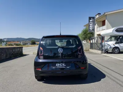 Volkswagen Up! 2016 - 7990 EUR, 97000 km - AUTO.MOTO.pt - 97000km - foto 6 de 28