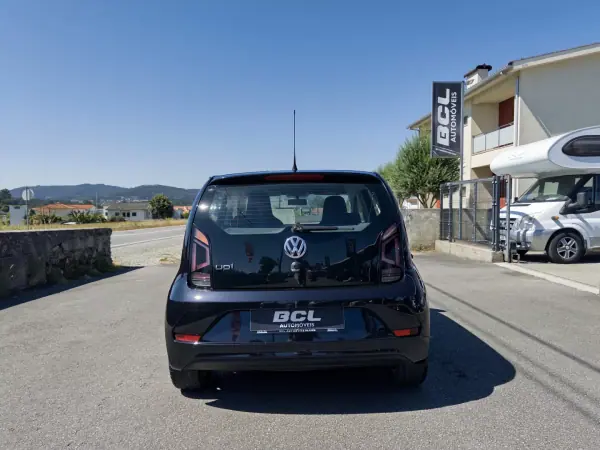 Volkswagen Up! 2016 - 7990 EUR, 97000 km - AUTO.MOTO.pt - 97000km - foto 6 de 28