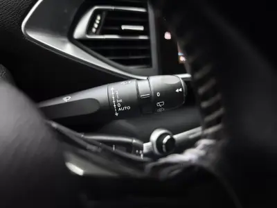 Peugeot 308 2017 - 13950 EUR, 183610 km - AUTO.MOTO.pt - 183610km - foto 27 de 45