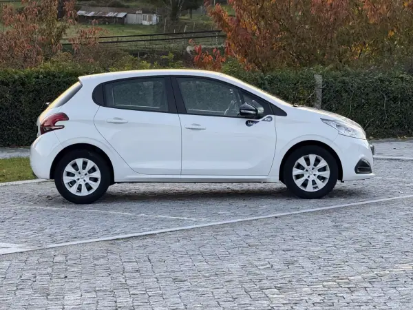 Peugeot 208 2016 - 7500 EUR, 121000 km - AUTO.MOTO.pt - 121000km - foto 5 de 20
