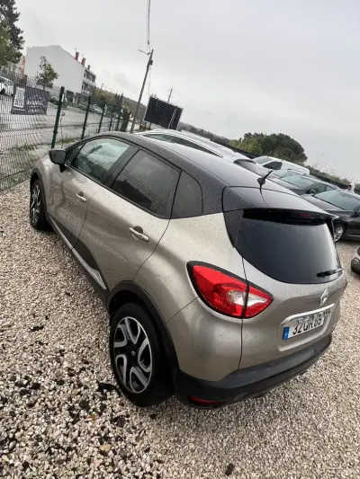 Renault Captur 2015 - 10999 EUR, 270000 km - AUTO.MOTO.pt - 270000km - foto 2 de 3