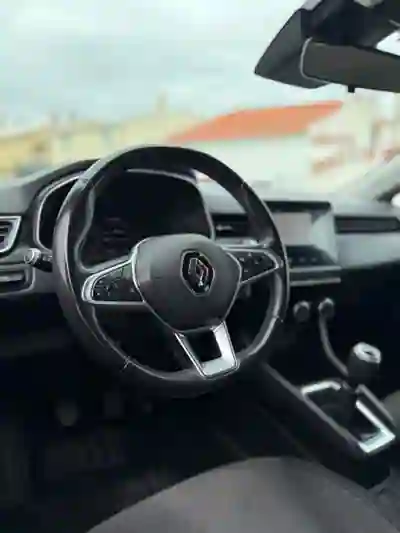 Renault Clio 2020 - 11900 EUR, 136000 km - AUTO.MOTO.pt - 136000km - foto 6 de 8