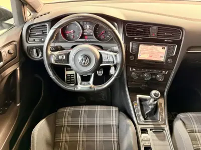 Volkswagen Golf 2016 - 21990 EUR, 142928 km - AUTO.MOTO.pt - 142928km - foto 12 de 23