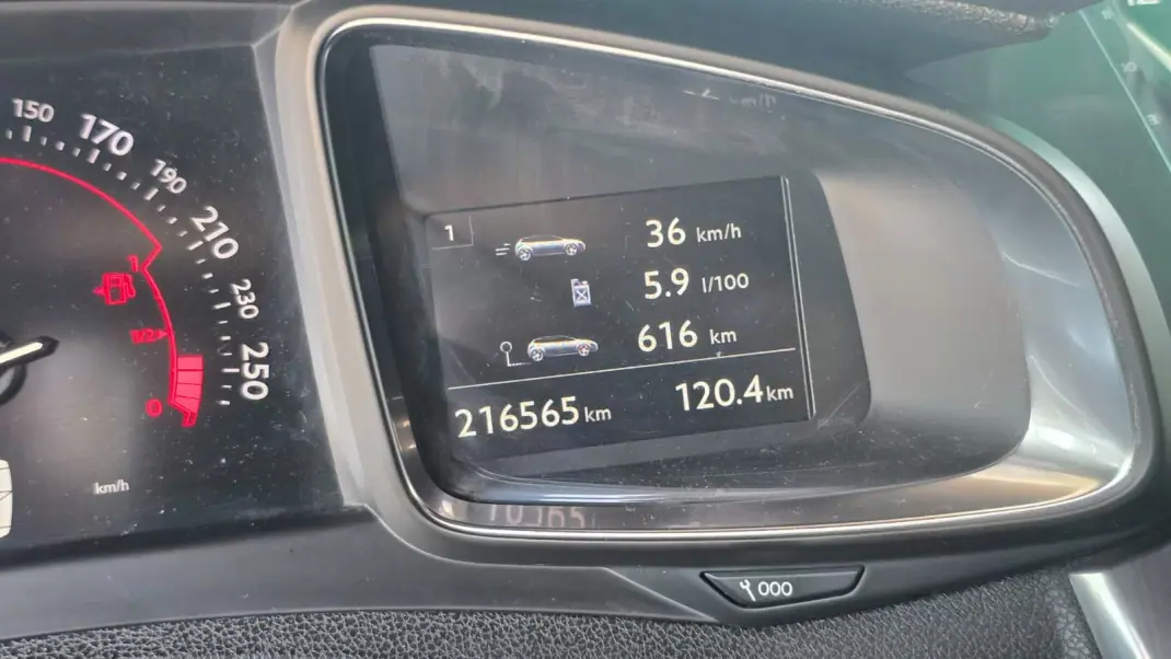 DS DS5 2013 - 10500 EUR, 216565 km - 216565km - foto 11 de 19