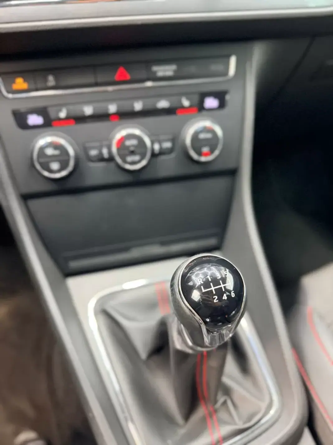SEAT Leon 2014 - 14000 EUR, 160000 km - AUTO.MOTO.pt - 160000km - foto 13 de 18